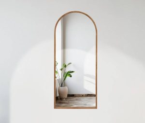 מראת עץ מלא קשת רחבה לתלייה גוון טבעי