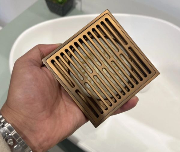 ⁦ניקוז ריצפתי 10X10 ס"מ מנגנון מונע ריחות וכניסת חרקים רוז גולד מוברש⁩ – תמונה ⁦3⁩