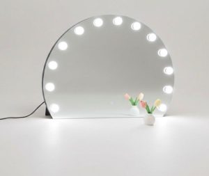 מראה עם תאורה 2 גדלים לבחירה